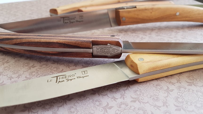 Set mit 6 Stück "Thiers Pirou Brasserie" Steakmessern von Goyoun Chazeau - Griffe aus Edelhölzern