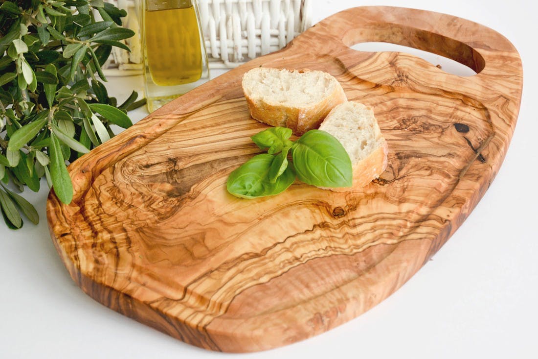 Steakbrett oder Servierbrett naturbelassen mit Grifflasche und Saftrille aus Olivenholz ( L45 - 49cm)